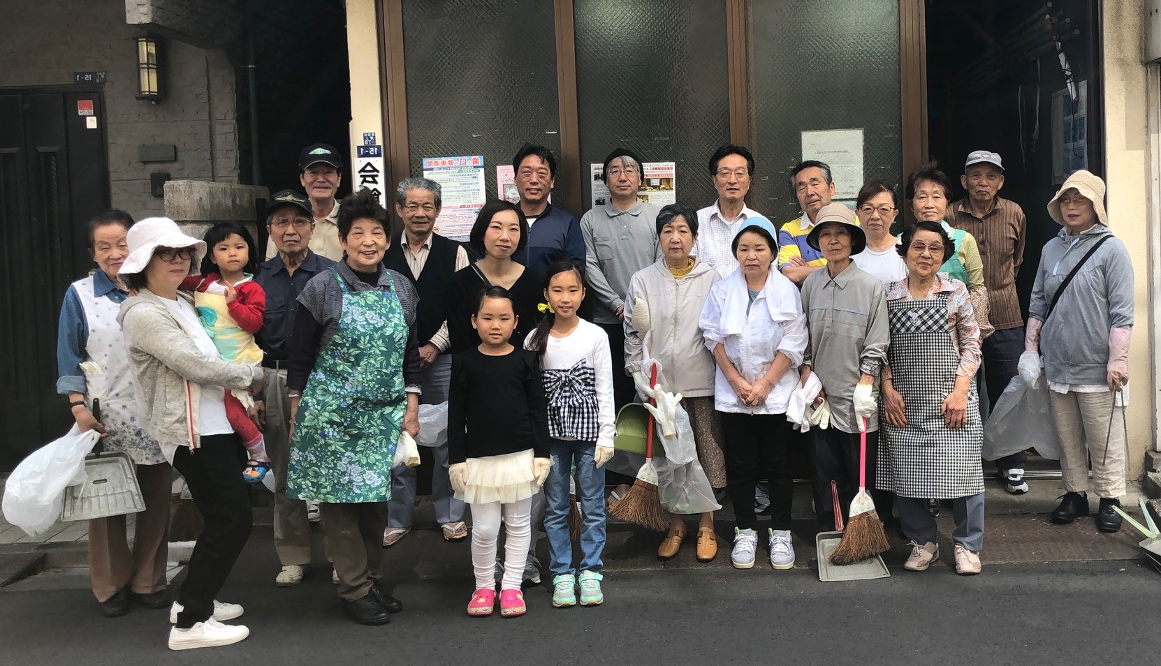 押仲町会前で集合写真'' 押仲町会前で集合写真''